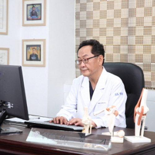 [이투데이] 무릎통증 극심한 퇴행성관절염, 정형외과 인공관절수술로 호전 기대해볼까